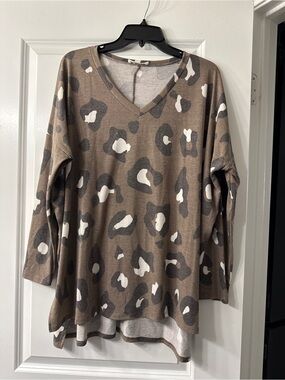 Relaxed V-Neck Leopard Print Blouse in Brown
